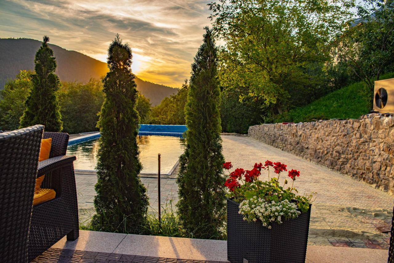 Купецький Двір Hotel Mizhhirya  Exterior foto